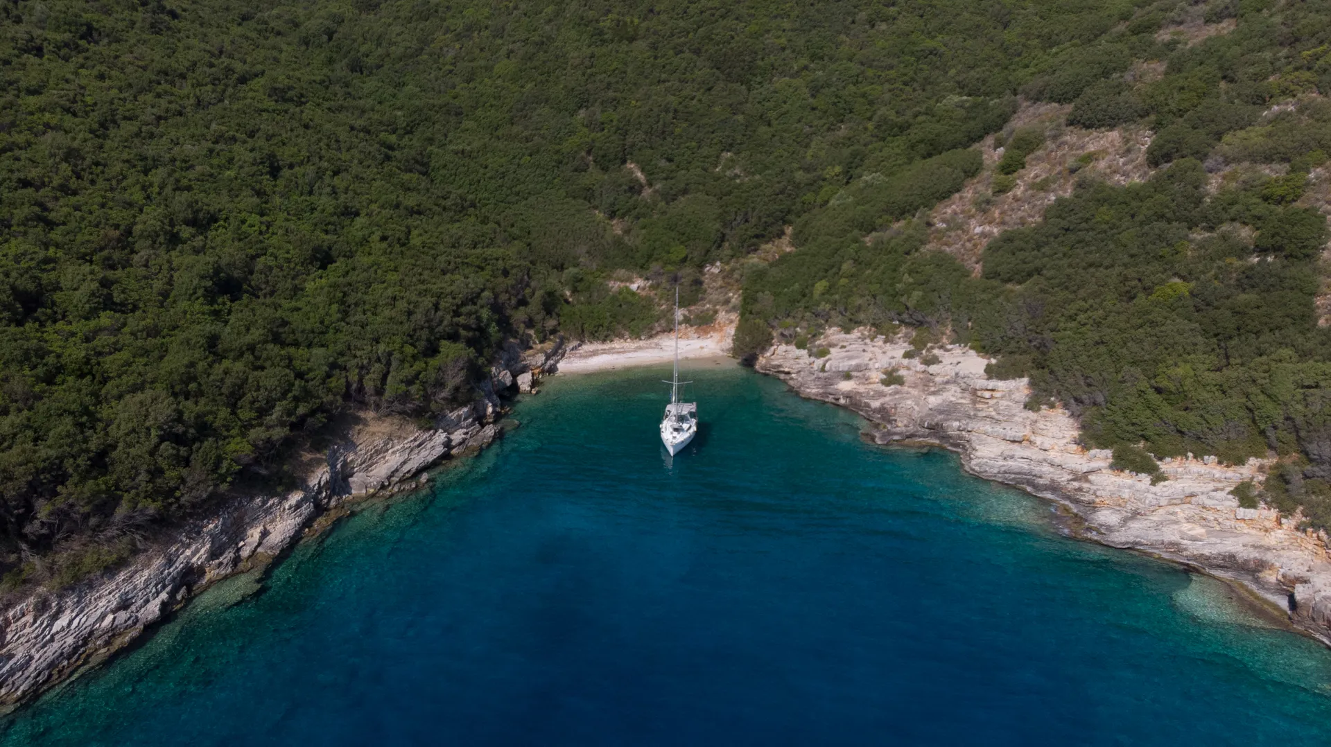Beleza's cockpit and helm station