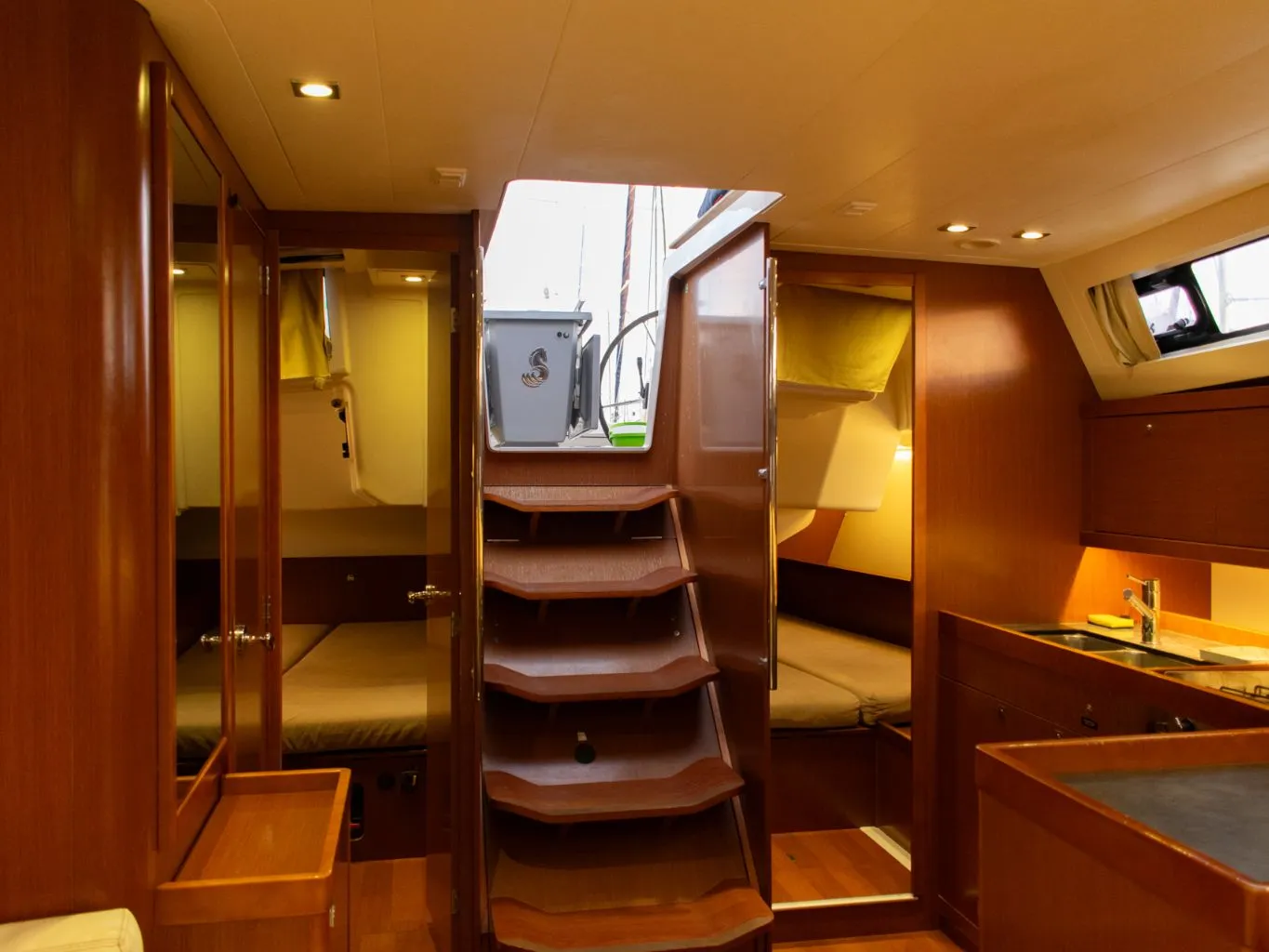 Beleza's interior cabin